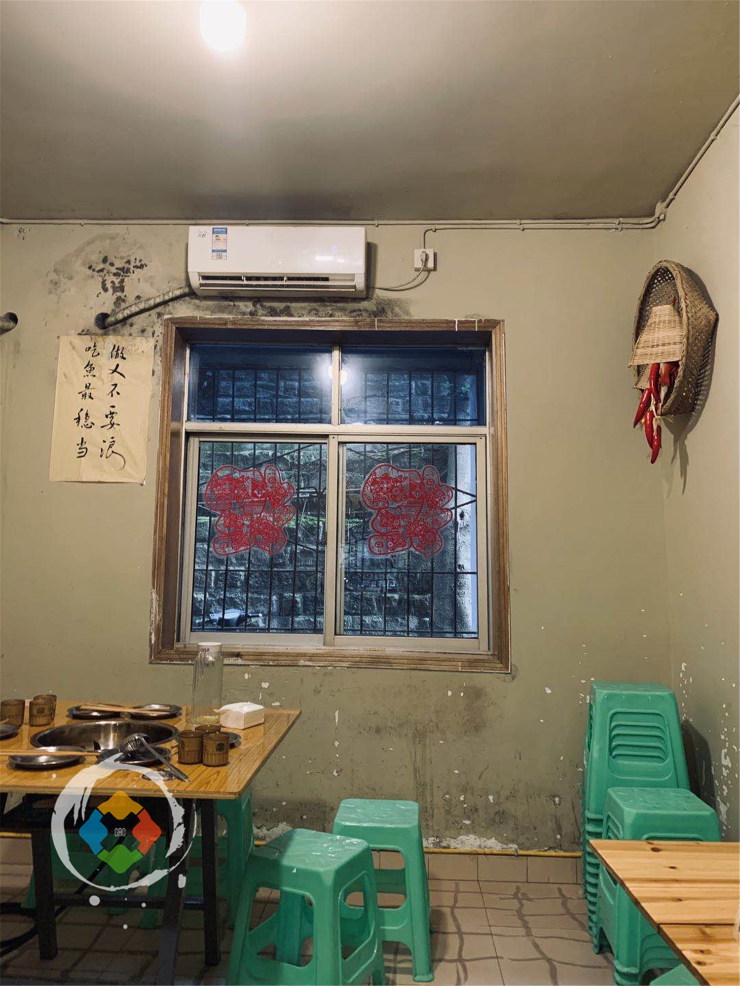 重庆九坑子的六星级苍蝇馆子，专卖黄辣丁火锅，但年轻人都不爱吃
