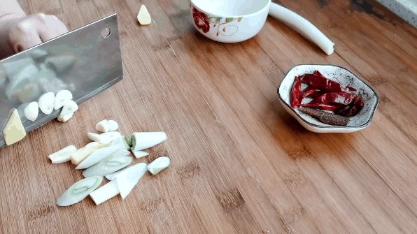 東北名菜小雞燉蘑菇，原來(lái)好吃是有道理的，雞肉不腥不柴味更香