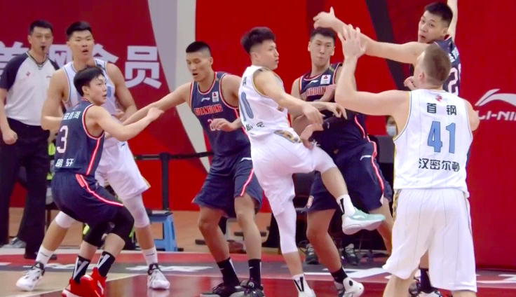 Does type of may you die without sons foul? Liu Xiaoyu is kicked repeatedly take a top, guangdong Du Feng loves to will cover private parts anguish exeunts