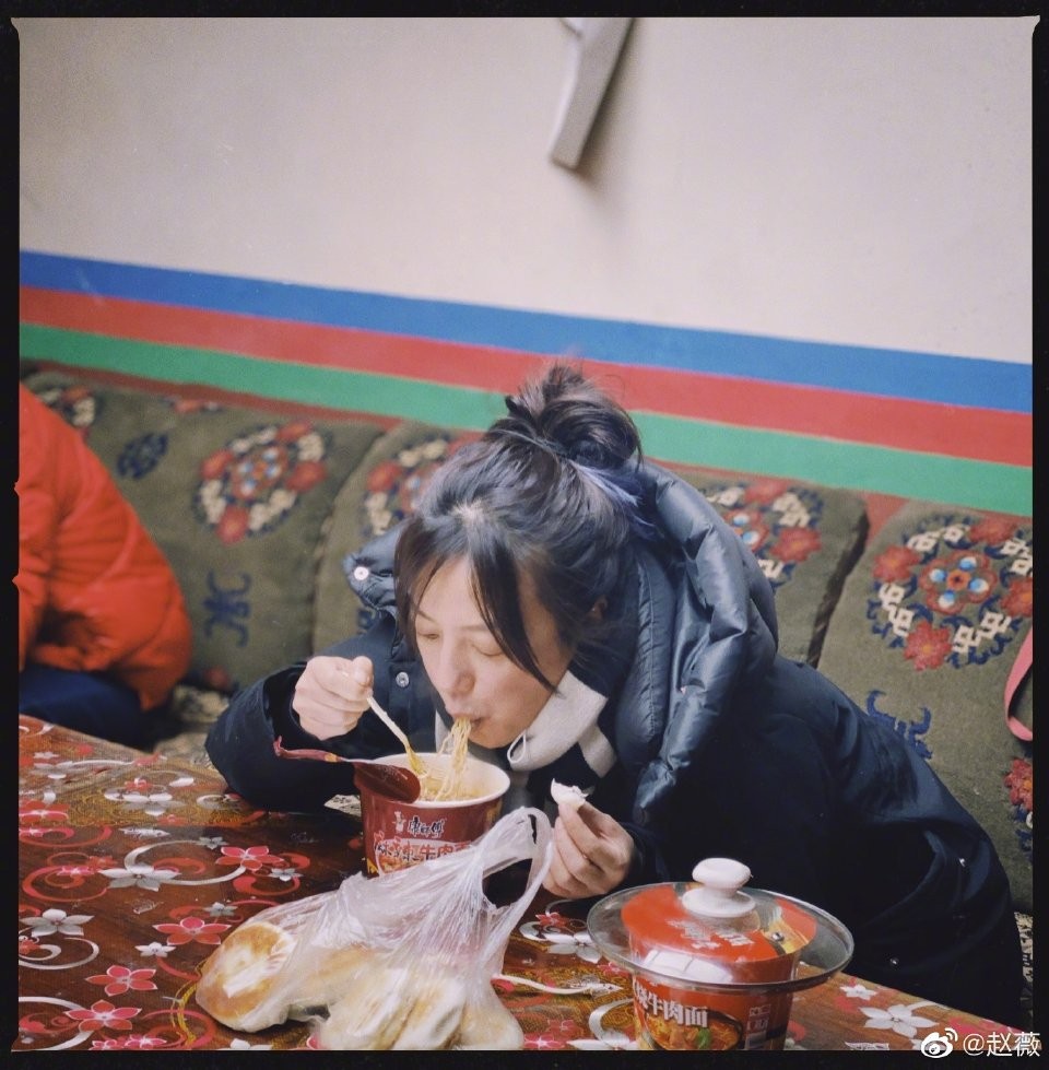 赵薇被拍到在停车场猛吸烟，吞云吐雾姿势熟练