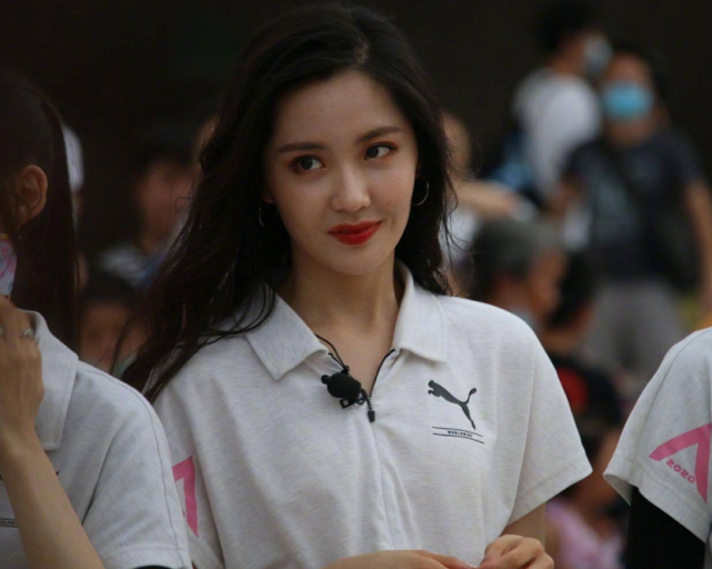 创3快闪路演，离开华美舞台，王艺瑾自带美颜，张艺凡败给路人