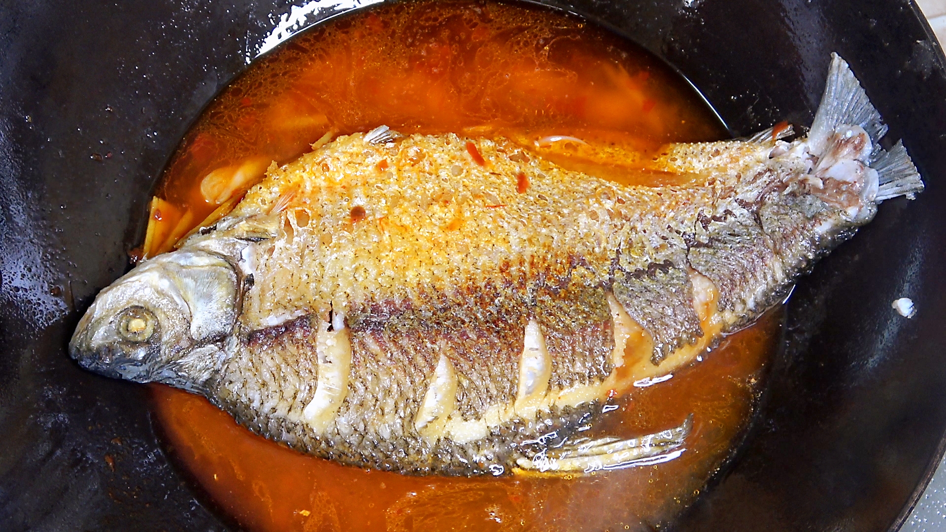 煎魚時，不要撒鹽和用薑抹鍋底，大廚教你一招，煎魚不粘鍋不破皮