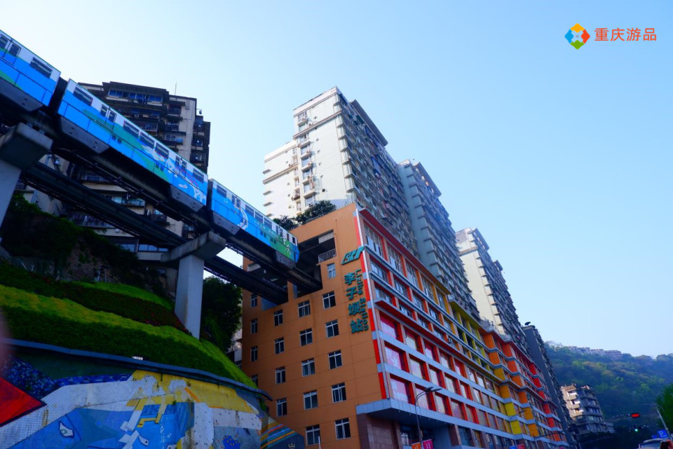 重庆旅游攻略：藏在李子坝背后的秘密基地，只看单轨穿楼就亏了