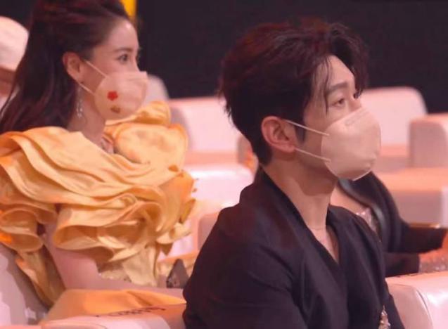 黄晓明暴瘦显疲惫！与杨颖同框全程无交流，为老婆掐点庆生无回应