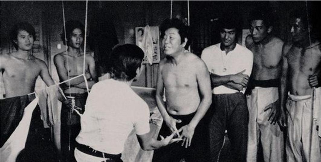 33 years ago, when Lin Zhengying made trouble in a bar, Sammo Hung was ...