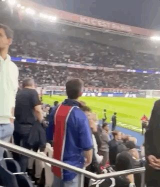 周杰伦携昆凌巴黎观战梅西球赛，赛前播放《Mojoto》周董直呼惊喜