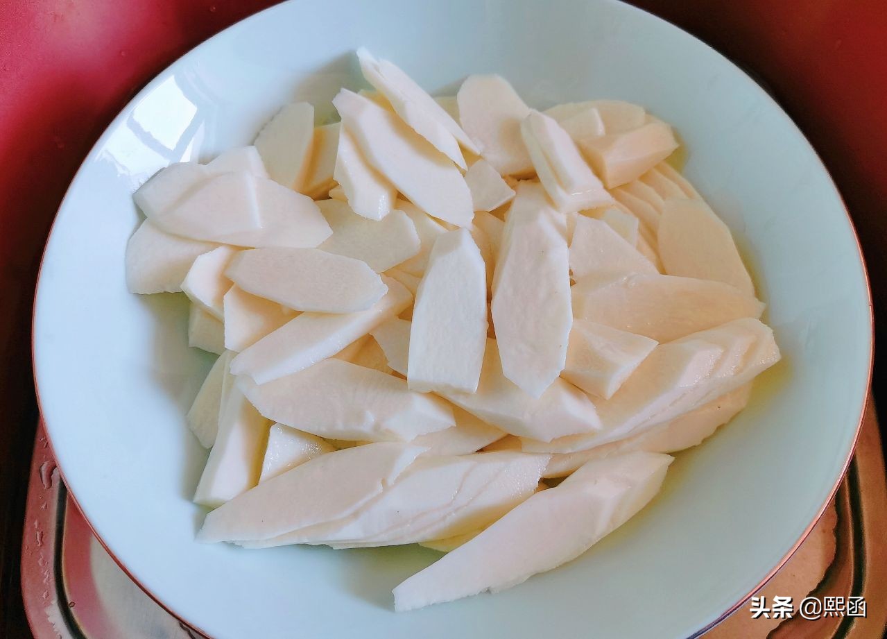 After autumn, eating yam is the most nourishing. Add a handful of sweet-scented osmanthus to make cakes. A bite is sweet and not greasy.