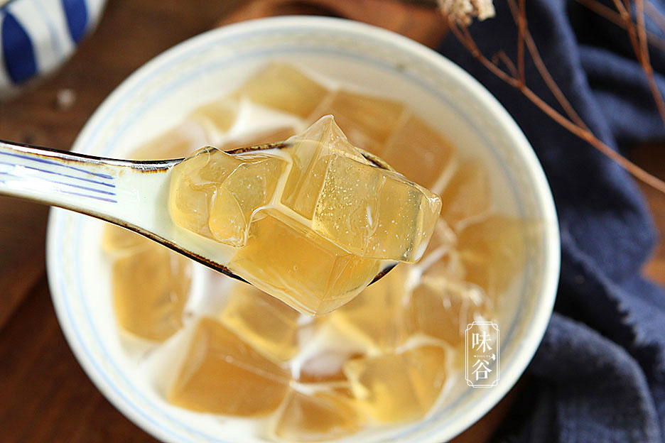 天热，就爱吃这甜品，煮一煮，冻一冻，嫩滑可口，清热去火真好喝