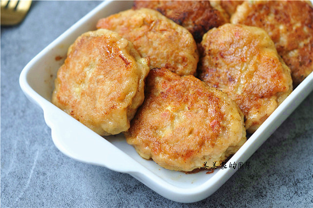 三伏天，多给孩子做豆腐饼，薄皮脆嫩，香软好消化，比肉饼更香