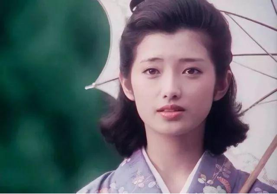 有一种美叫张子枫上大学，留短发神似山口百惠