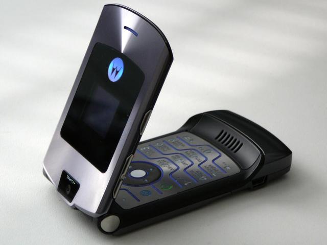 摩托罗拉手机V3再生：比小米折叠屏还科幻片，市场价过万余元！