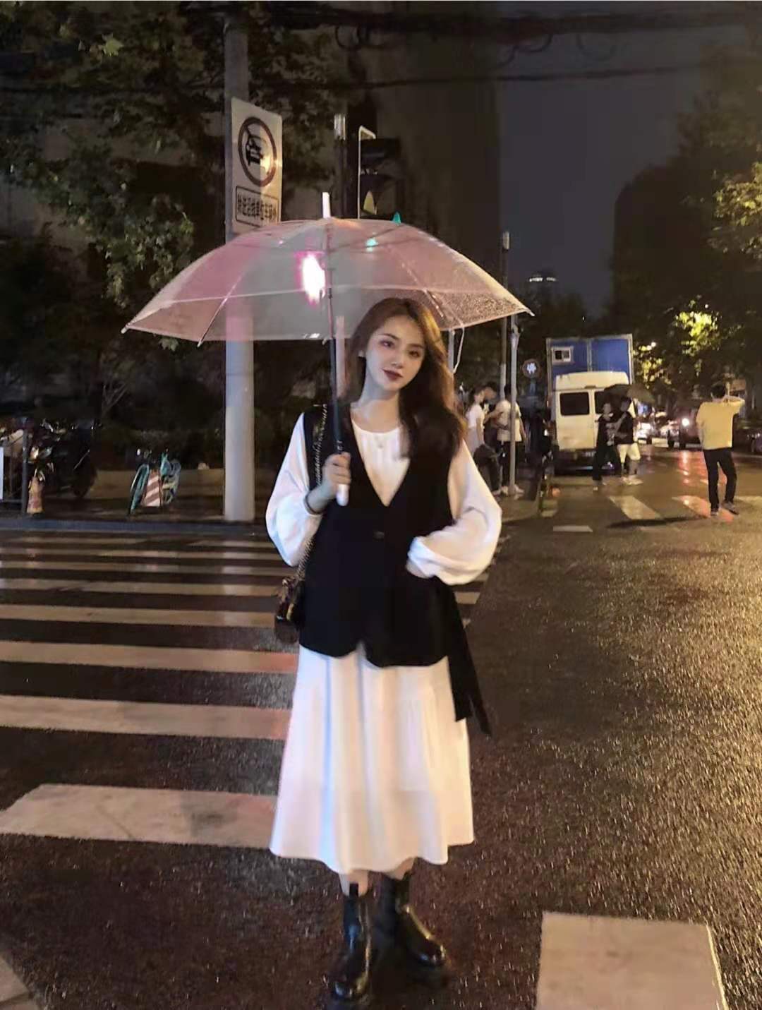 What kind of skirt looks good with a knitted vest iMedia