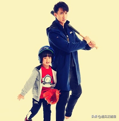 吳尊的兒子越長越帥氣，和吳尊拍合照，氣場大開