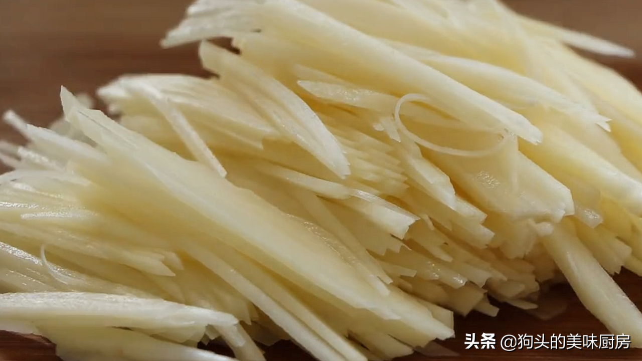 早餐這樣做太好吃了，有麵粉跟土豆就行，做一次饞一次，真解饞