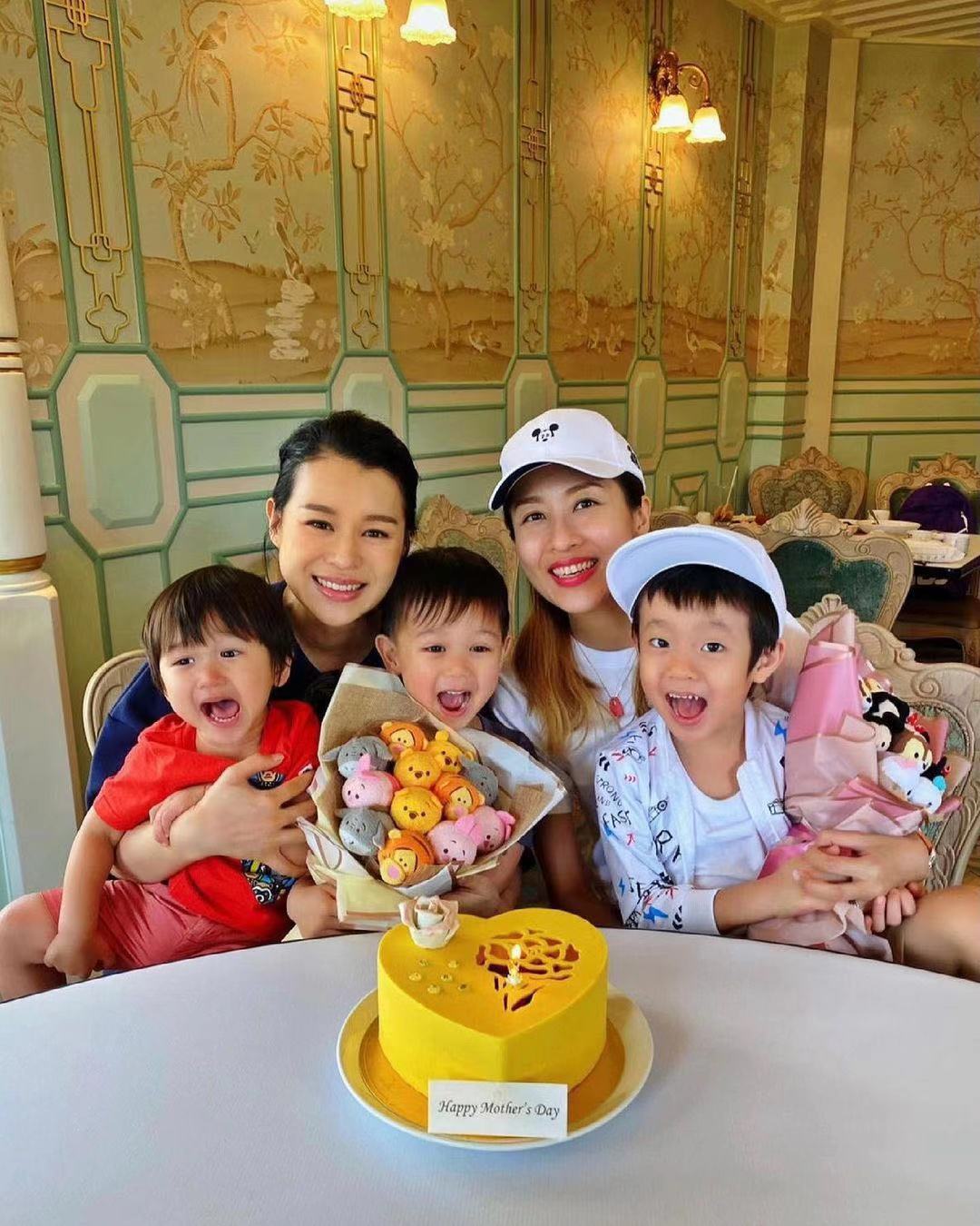 胡杏兒一家母親節遊迪士尼，三代同堂幸福滿滿，奕霆累到睡著