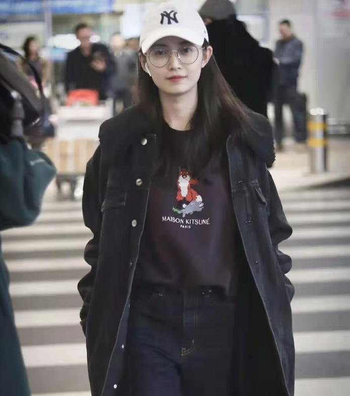 52岁周涛素颜走机场，身穿毛绒大衣不臃肿，配卡