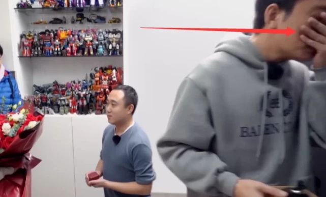 7岁甜馨相当独立，街头骑单车又美又飒，使劲抬