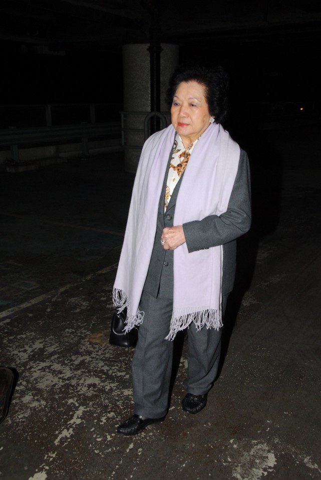 霍启刚抱女儿坐地铁感受生活，三岁霍中妍越长越美太像奶奶朱玲玲