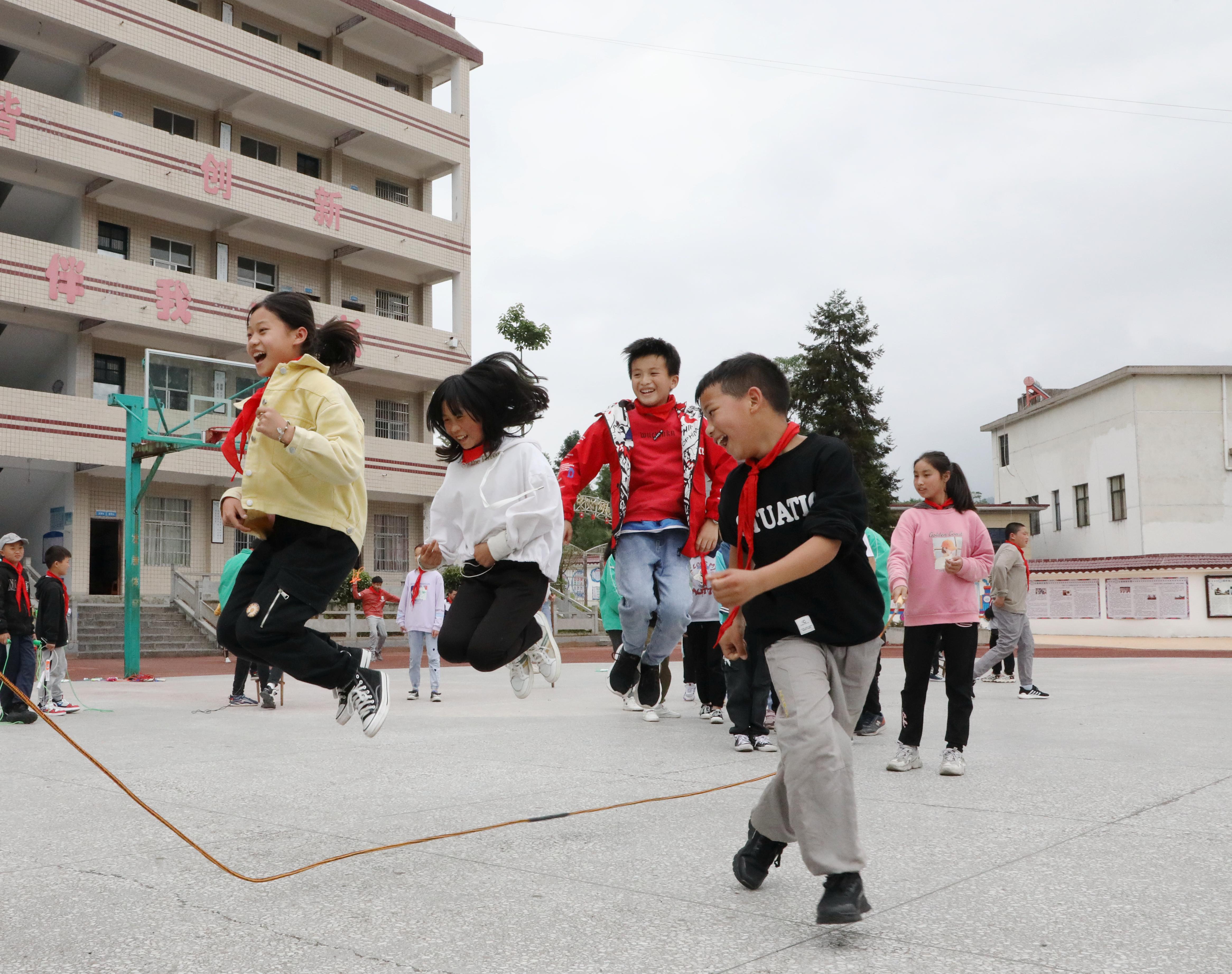 保靖野竹坪小学：快乐大课间 健康每一天(图3)