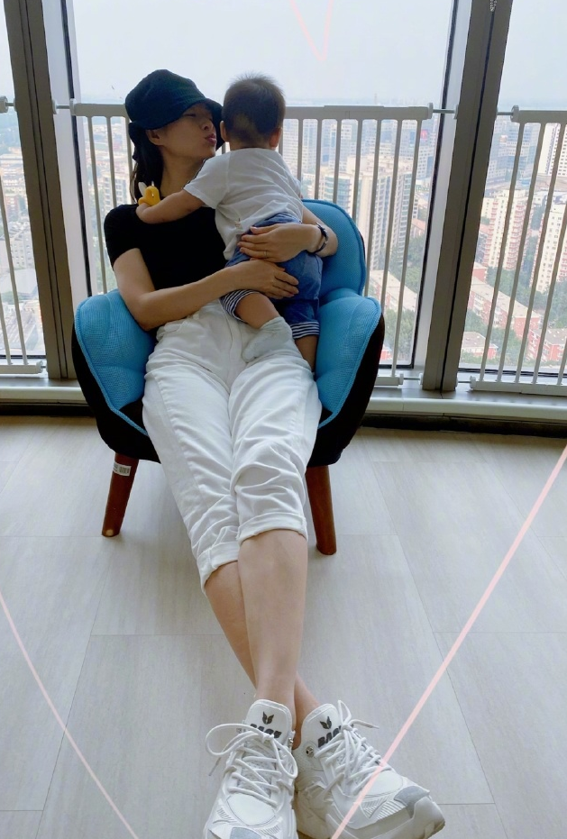 章子怡曬母子溫馨合照，親兒子擠出雙下巴，弟弟露側臉單眼皮搶鏡