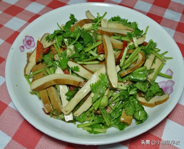 入秋后最适宜吃的开胃小菜，家常香菜拌豆干，简单好吃，爽口下饭