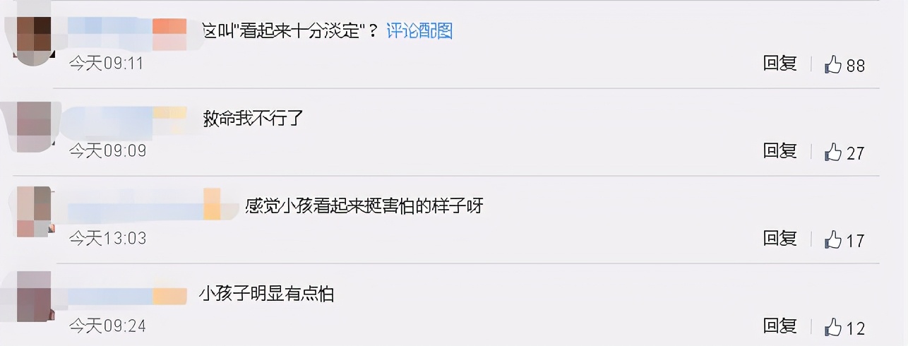 賈靜雯大女兒徒手抓蛇，脖子上直接掛兩條，一旁波妞嚇到直躲開