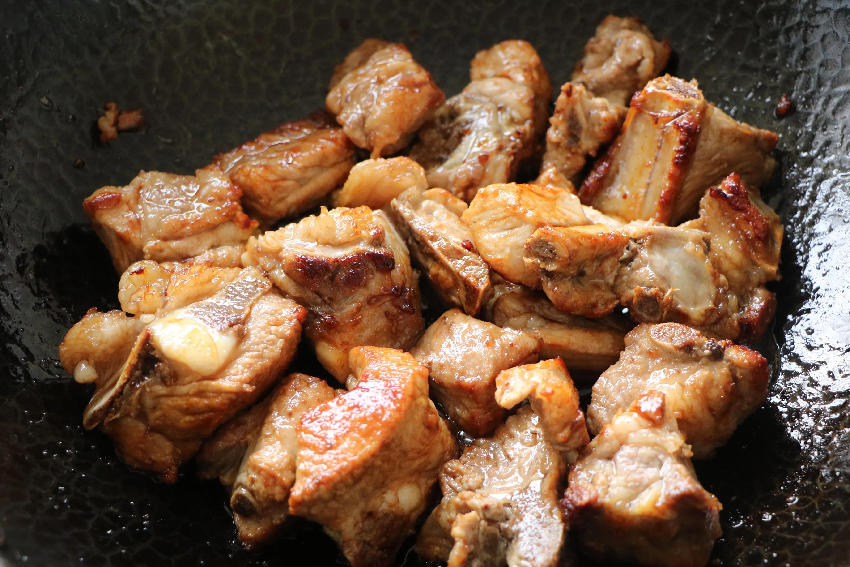 除夕年夜飯，孩子最愛的糖醋排骨，不用油炸，一碗料汁就搞定！