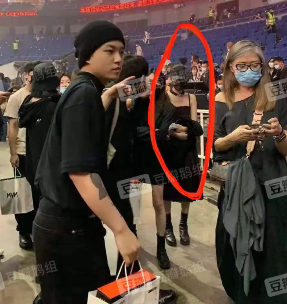 “乔英子”李庚希被曝恋情，男方是摇滚乐手，两人有多个同款配饰