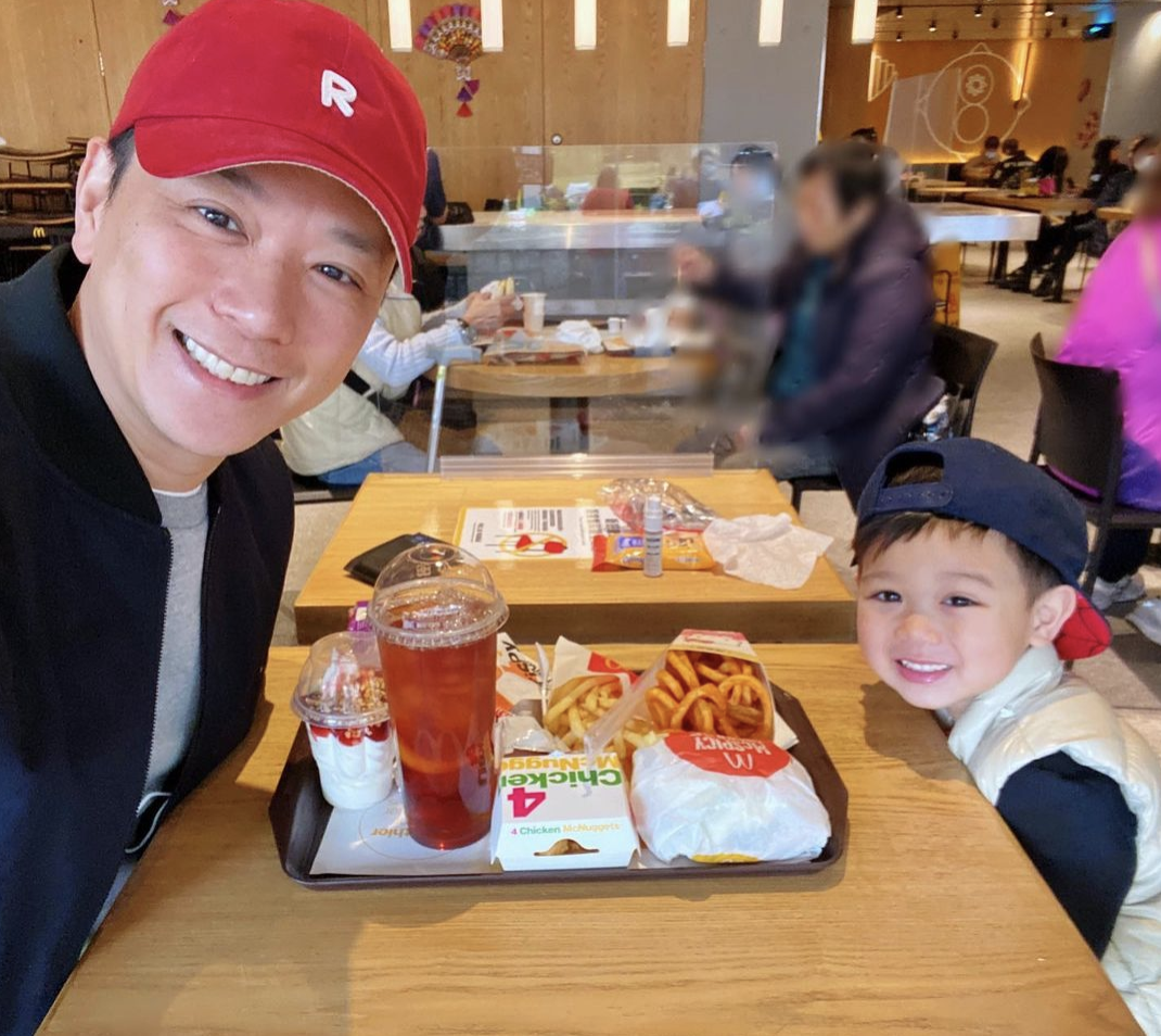 胡杏兒老公曬兒子萌照，奕霆大口塞薯條吃出表情包，秒變在線吃播