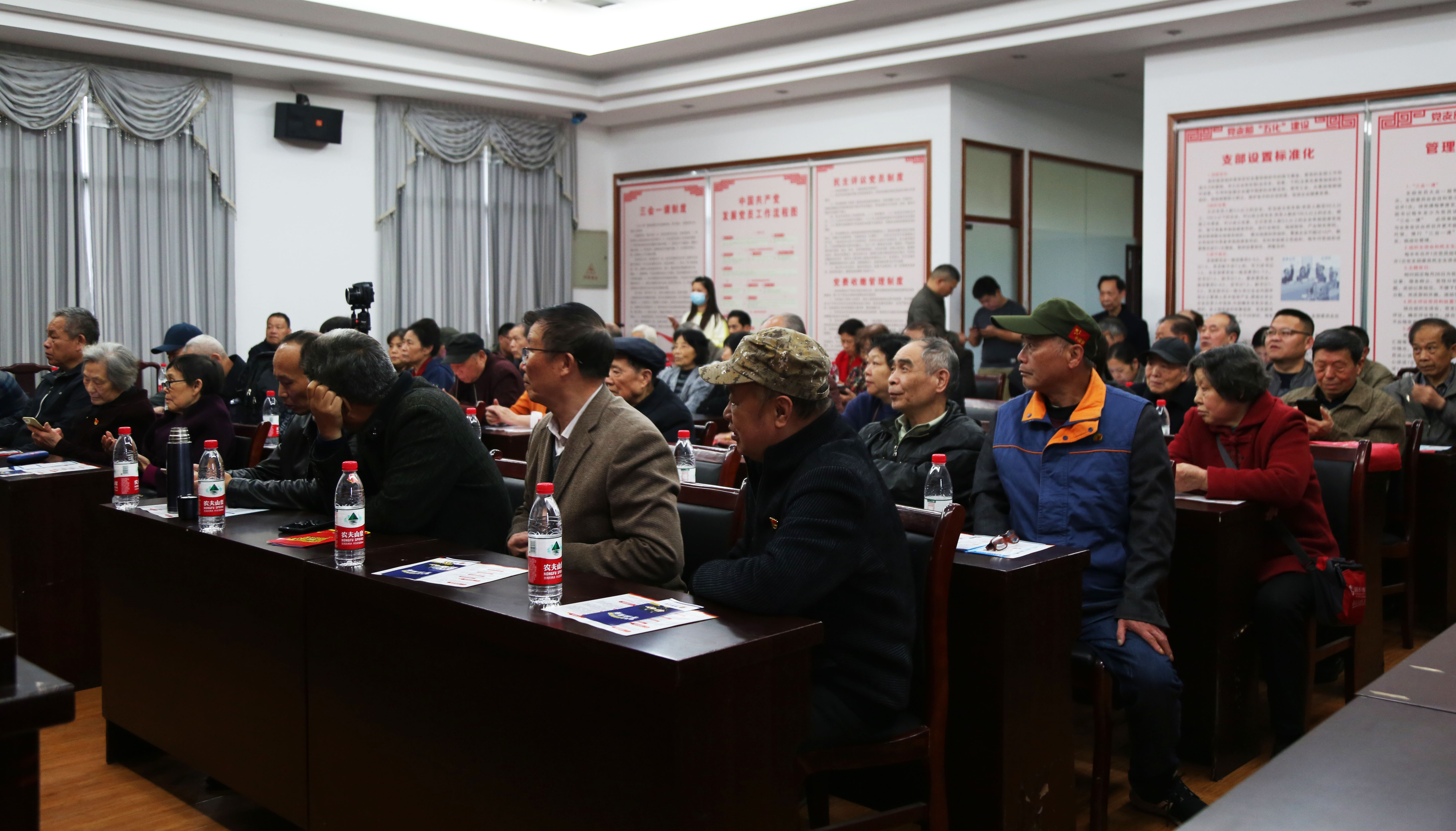 红色文化宣传传承人李宁走进社区讲党史故事备受欢迎