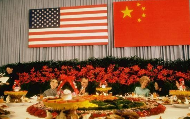 尼克松结束访华后，带回茅台酒向女儿展示，差