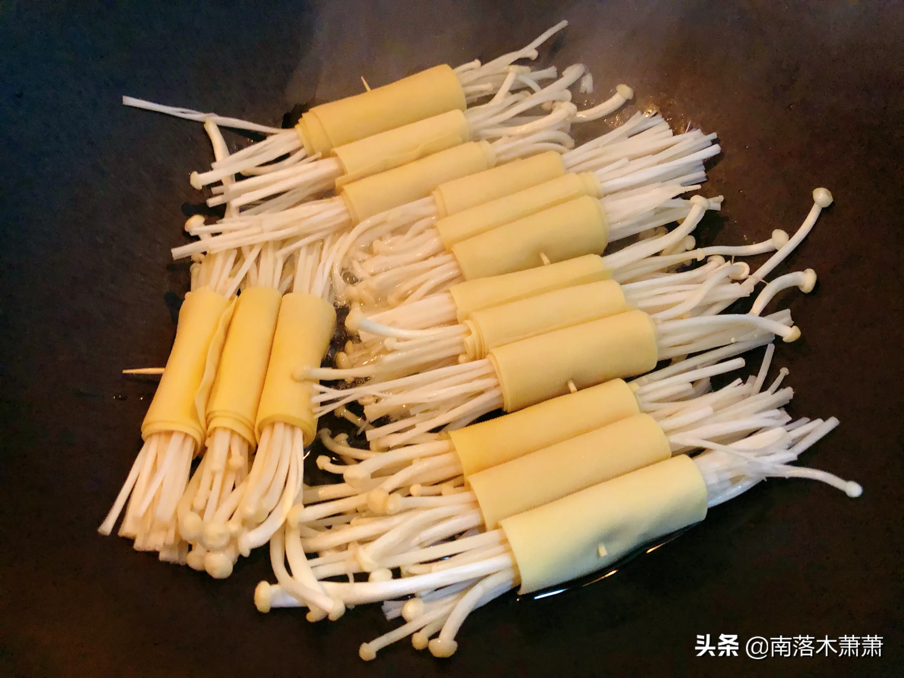 Enoki mushroom and dried tofu are a hundred times more delicious than fried and grilled, especially the thick sauce