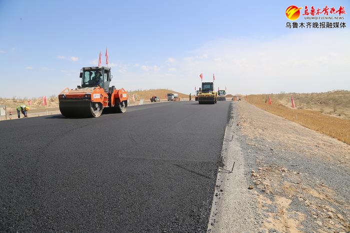 新疆首条沙漠高速进入沥青摊铺阶段 力争年内完工