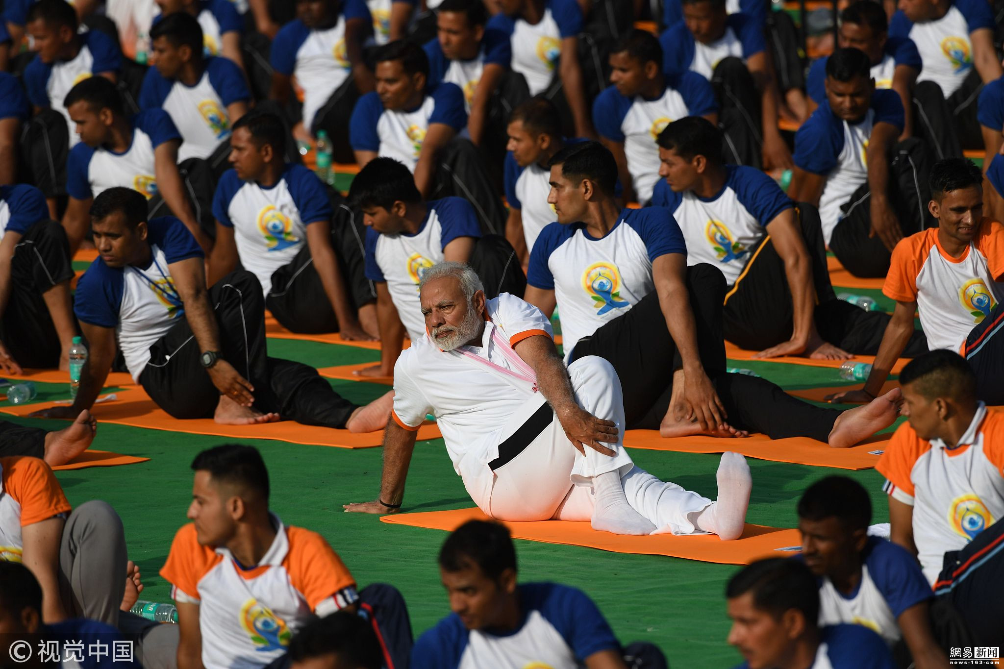 The sitting posture of Indian Prime Minister Modi is too far from the ...
