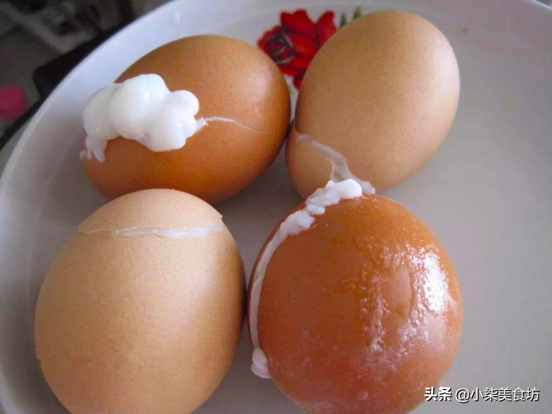 買雞蛋，挑紅皮的還是白皮的好？ 養雞大爺無意說漏嘴，別再買錯了