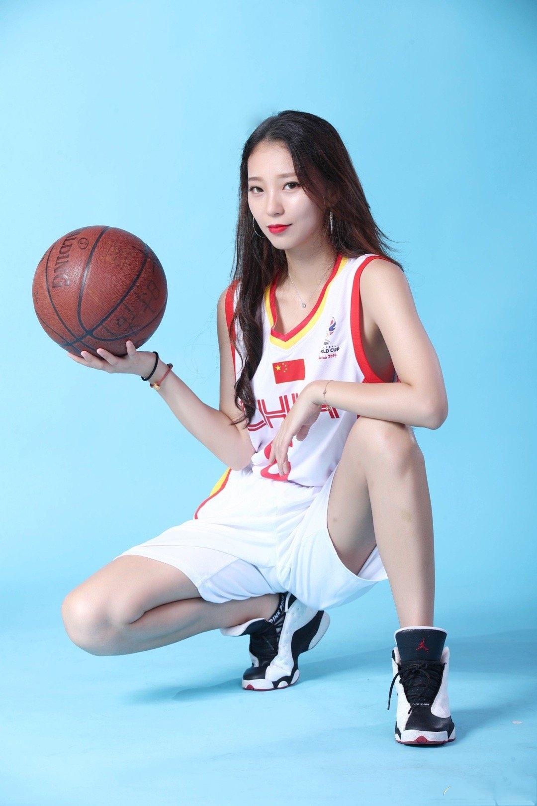 cba篮球宝贝哪个队最漂亮(CBA“最美篮球宝贝”，黄逸辉穿球衣拍写真，她是郭艾伦的粉丝?)