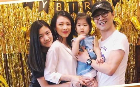 偶遇汪峰夫婦帶孩子用餐，章子怡跟小蘋果形影不離，母女關係親密