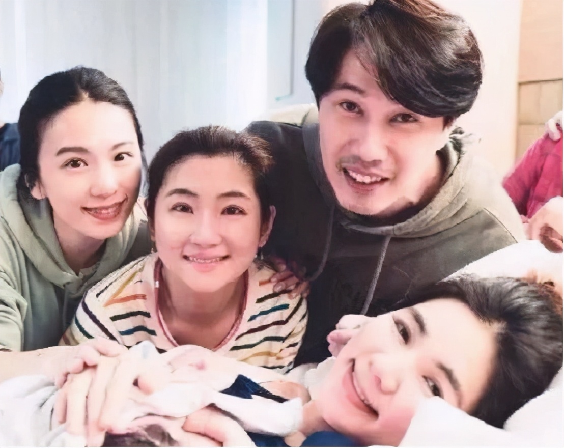 Ella一家人住的豪宅，平時都是睡在客廳，家裡臥室都成擺設了