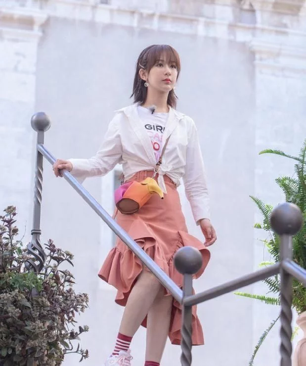 杨紫私下尝试“佟年穿搭”，开始想求同款，看