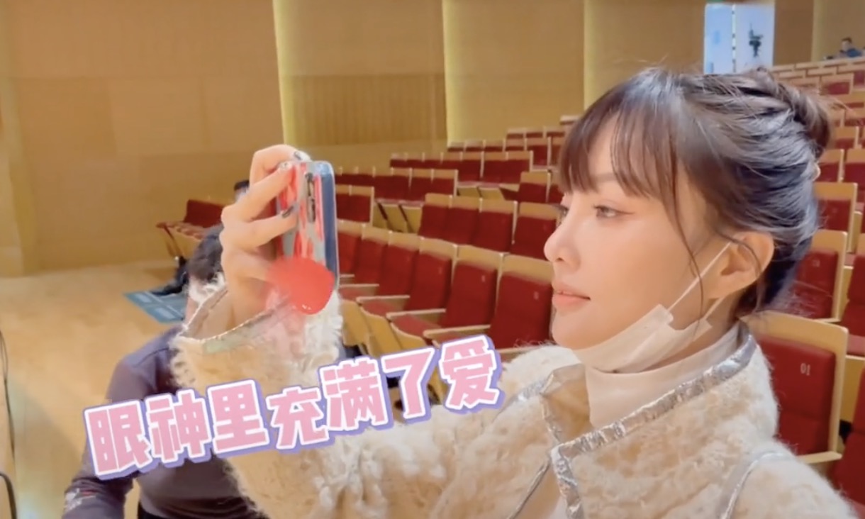 李小璐晒女儿钢琴演出花絮视频，甜馨安吉同框，男帅女靓超养眼