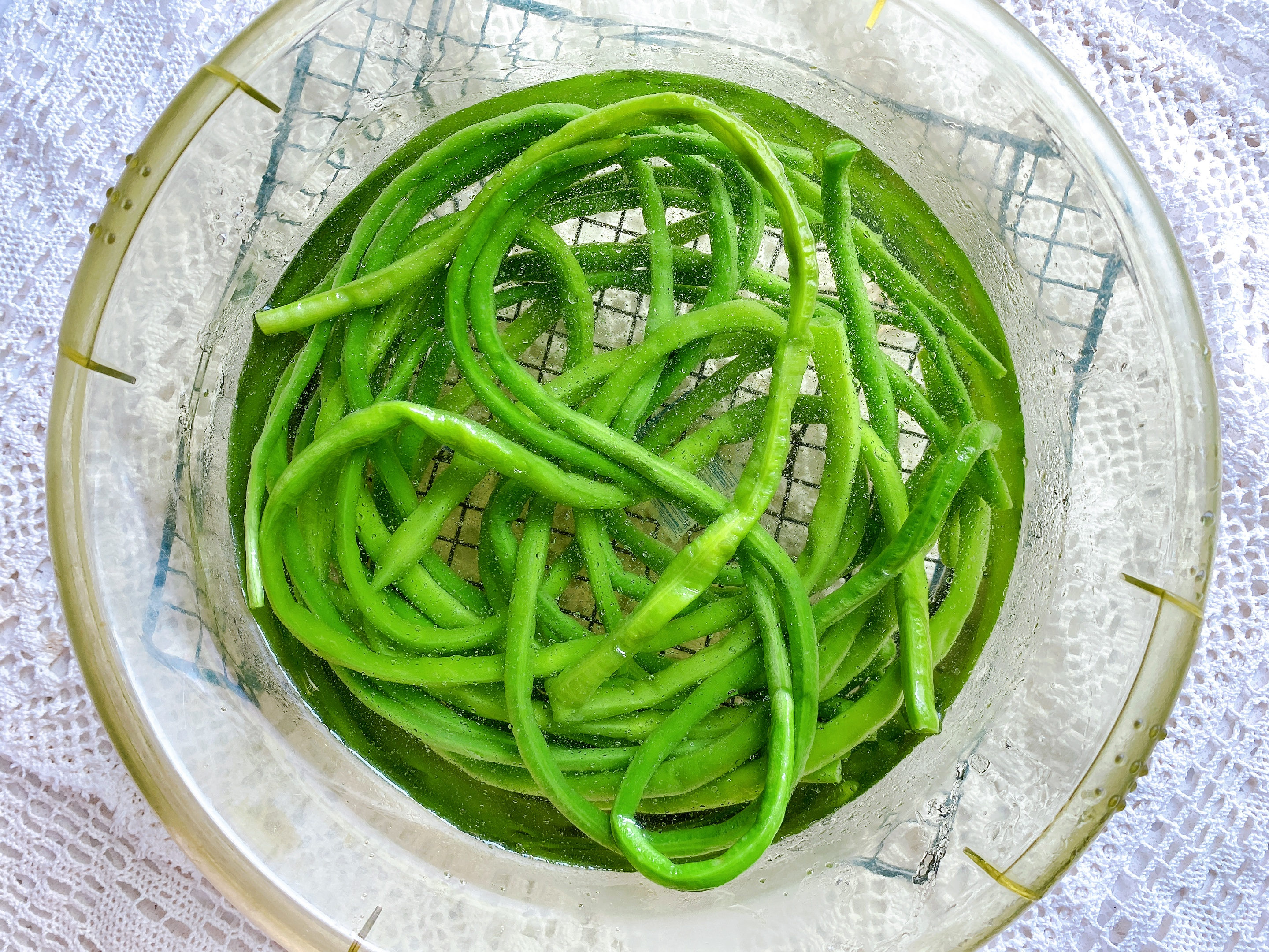 豆角做成饺子原来这么好吃，颜色翠绿不发黄，皮薄馅多，鲜嫩多汁