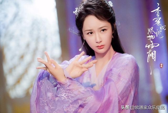 见过杨紫的西式婚纱照，美若天仙，再看看中式婚服，网友神评
