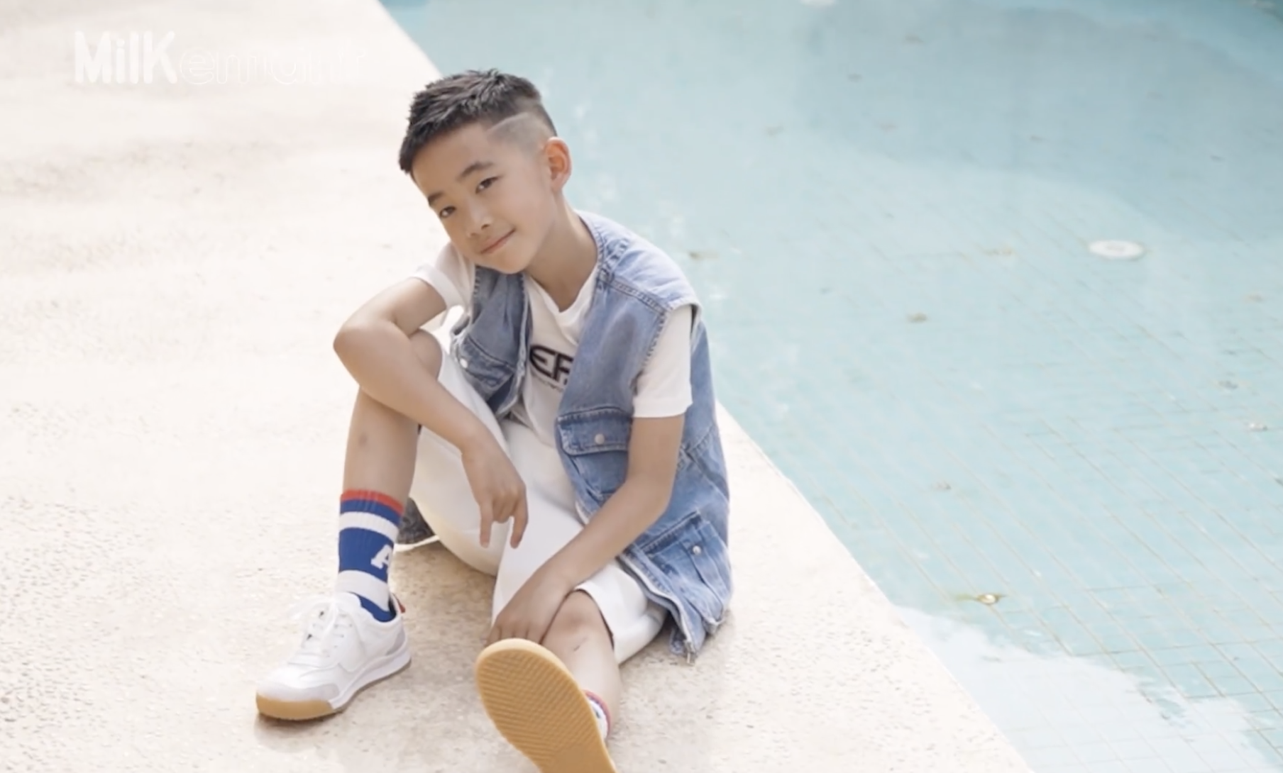 Jasper拍六一写真，8岁小小春长成翩翩少年，玩水吹泡泡充满童趣