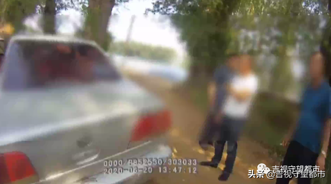 醉驾司机和警察“玩泥巴”，太“丢鞋”了...