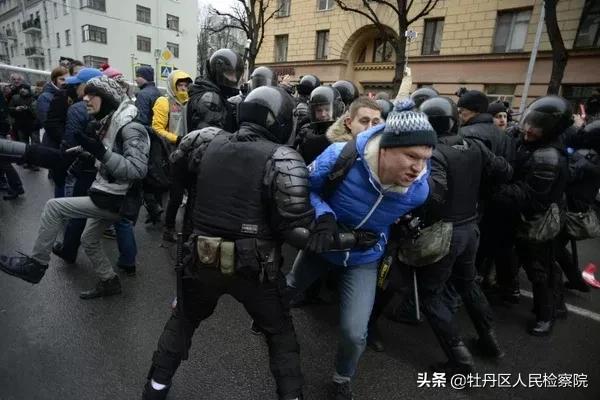 零下20℃，68岁普京光身跃入冰窟，向世界传达了