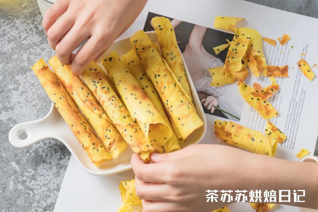 3個雞蛋加碗麵粉！ 攪和攪和，輕鬆一烙，酥脆的蛋捲就出來了