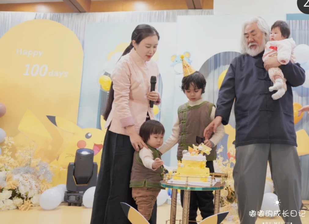 张纪中三胎女儿过百日，高龄得女宠上天，设宴排场大还送剑当礼物