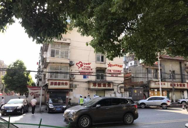 武汉一小区确诊5名无症状感染者，小区5千人分批进行核酸检测