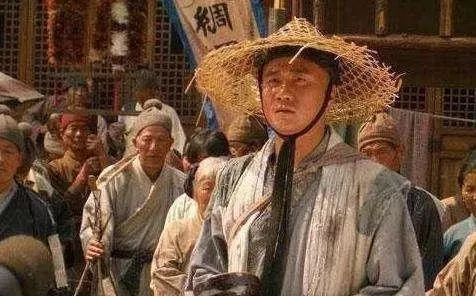 皇帝下令开仓放粮，然后扮成乞丐去要饭，回来