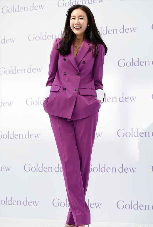 崔智友母女同框，9月女兒首露面小臉肉嘟嘟，落地窗前花園似森林